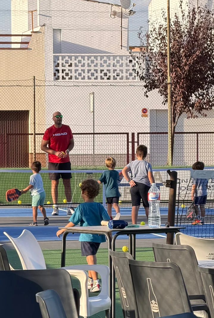 Clase de pickleball en el Club Maniacs, con monitor y alumnos