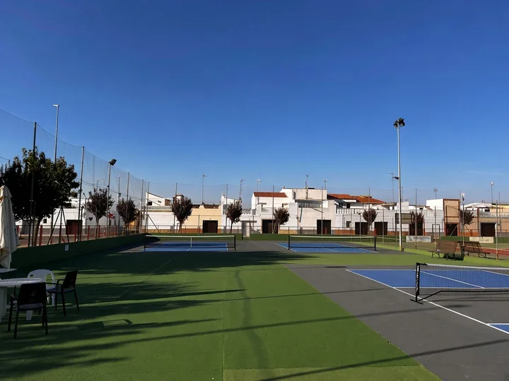 Pistas de pickleball del Club Maniacs en Puebla de la Calzada
